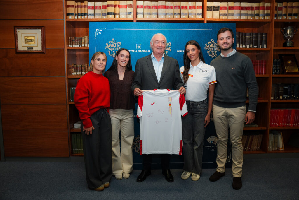 Laura Martínez, Paula Sevilla, Salma Solaun y Andrés Temiño visitan la sede de Loterías